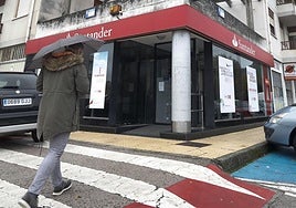 Un hombre se dirige a una oficina del Banco Santander en Barcena de Cicero.