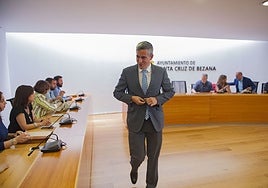 Zuloaga en el pleno de dimisión como alcalde de Bezana.