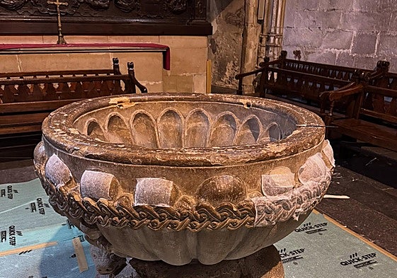 Pila bautismal de la iglesia de Santa María del Puerto.