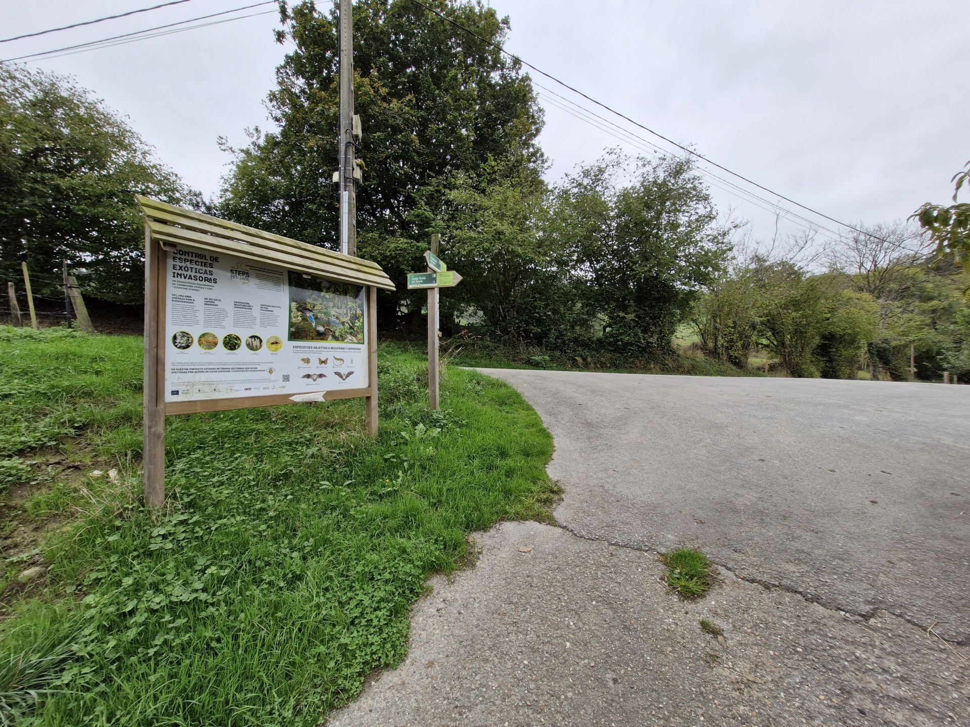 Una señal indica el camino a seguir, ya por un tramo de carretera.
