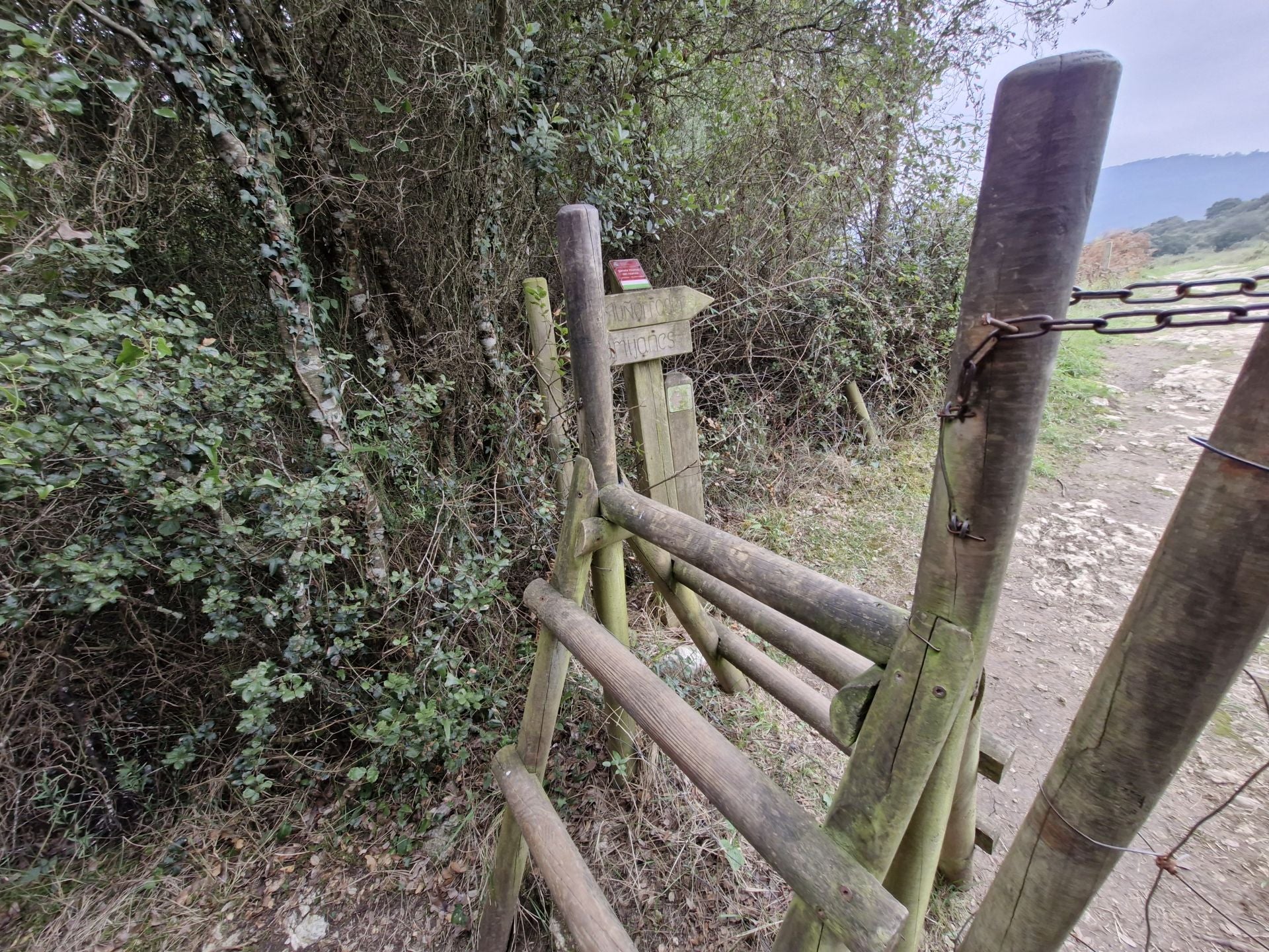 Un paso de madera, tras el tramo de subida desde la carretera.