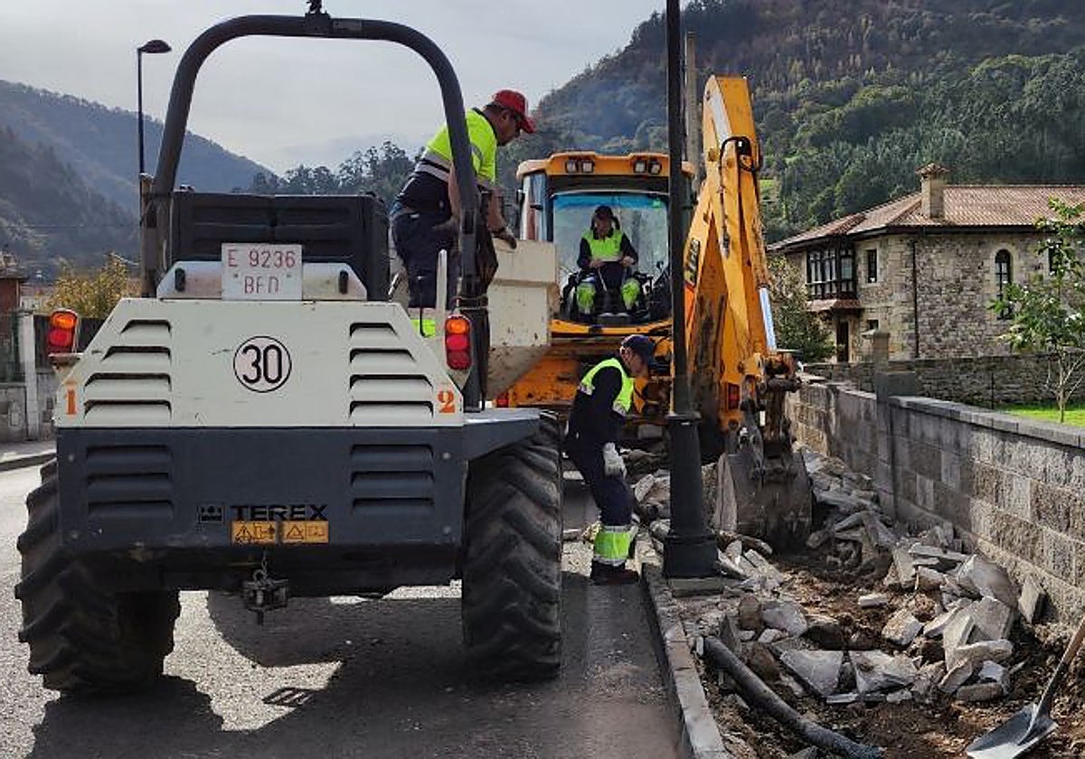Levantando las aceras en la Avenida Cantabria, en Somahoz de Buelna.