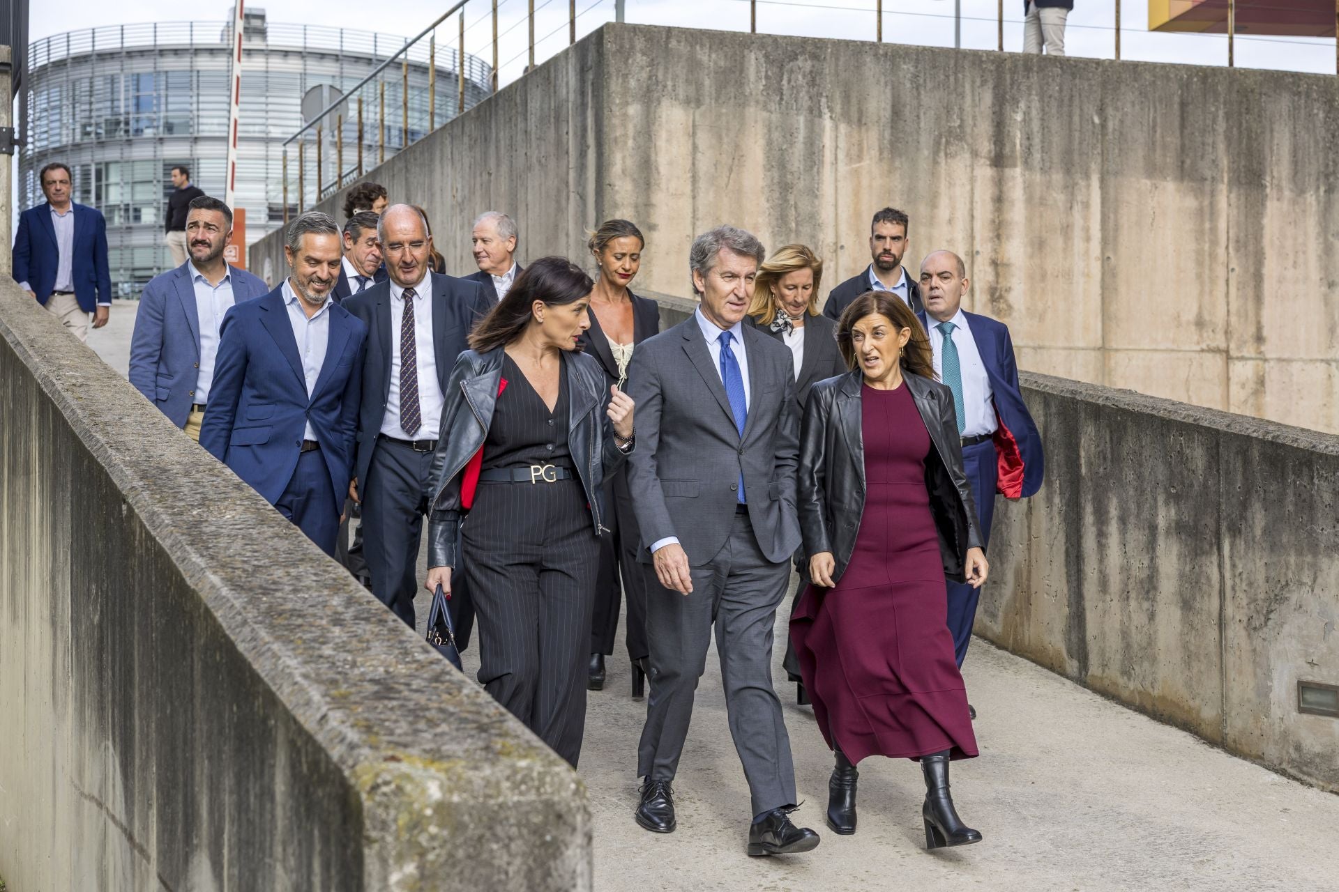 Feijóo a su llegada al Pctcán junto a la presidenta de Cantabria y alcaldesa de Santander. 