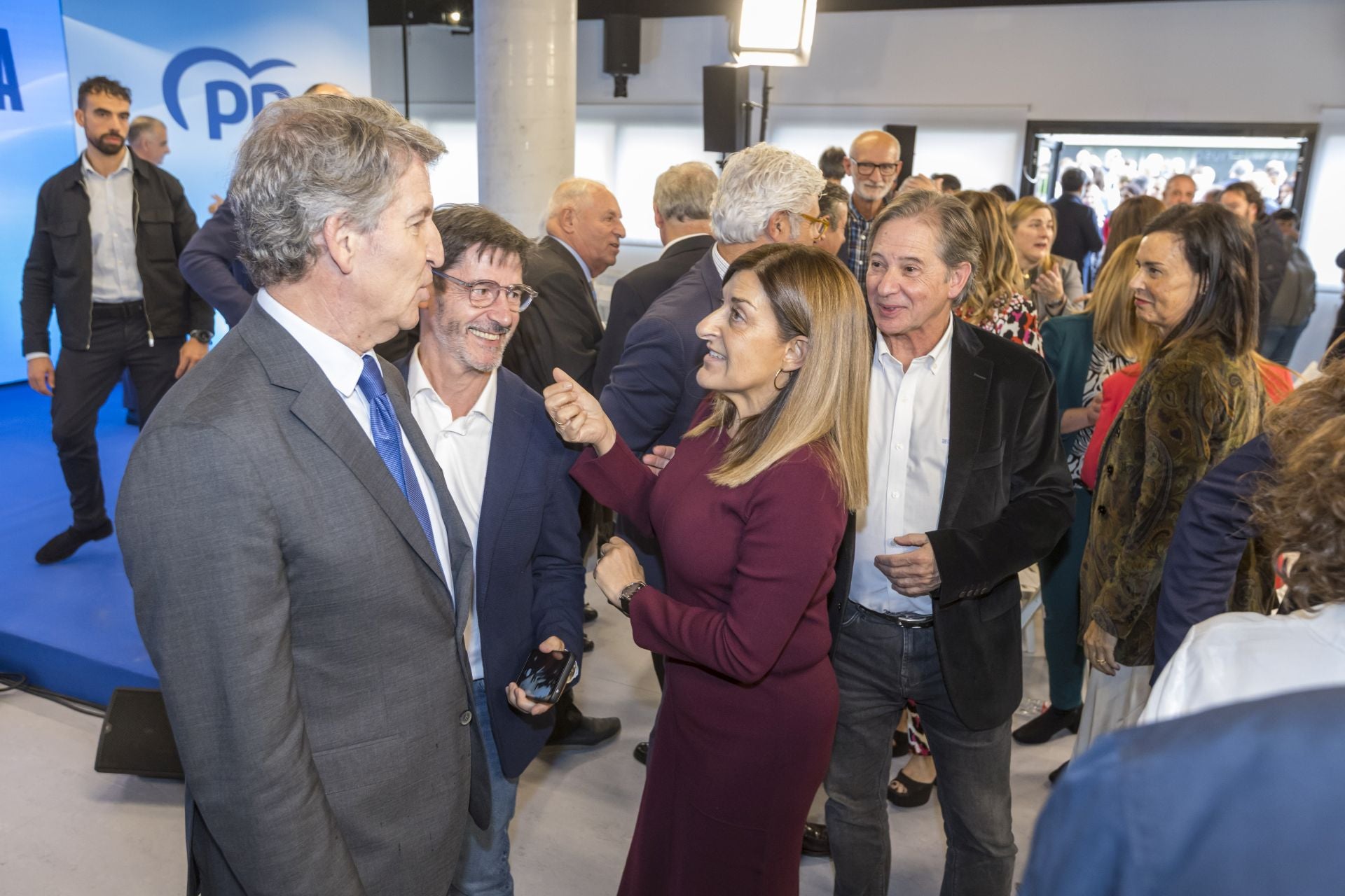 Buruaga con Feijóo y un grupo de asistentes.