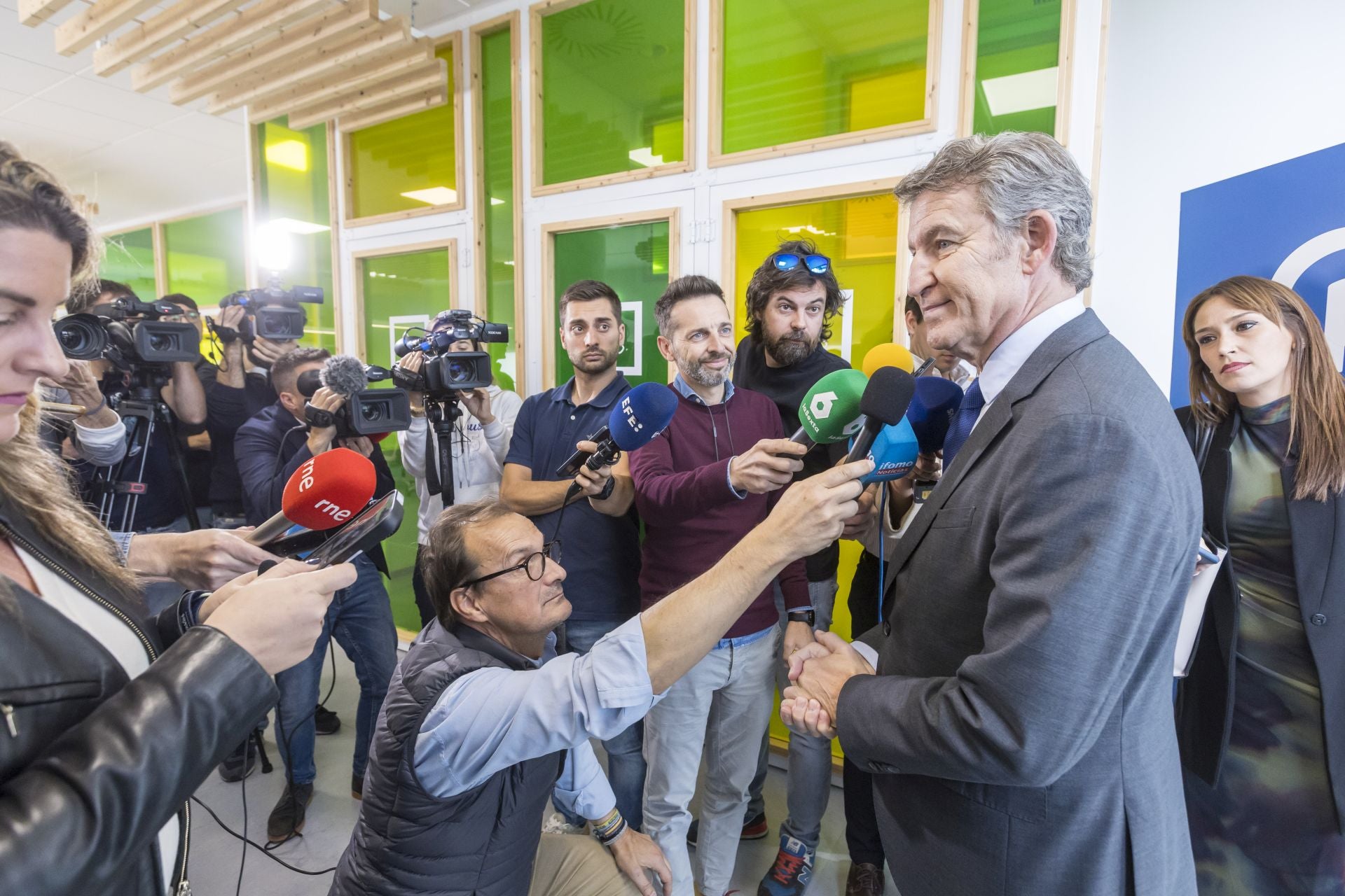 El líder del PP atiende a los medios de comunicacion tras el acto con los autónomos.