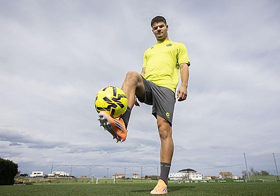 Peio Canales posa con el balón sobre su pie derecho, en las Instalaciones Nando Yosu.