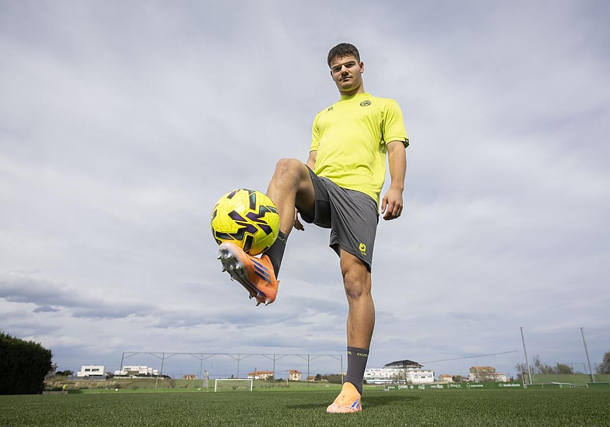 Peio Canales posa con el balón sobre su pie derecho, en las Instalaciones Nando Yosu.