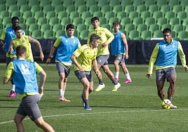 Jeremy busca el pase en un momento de la sesión de ayer en los Campos de Sport.