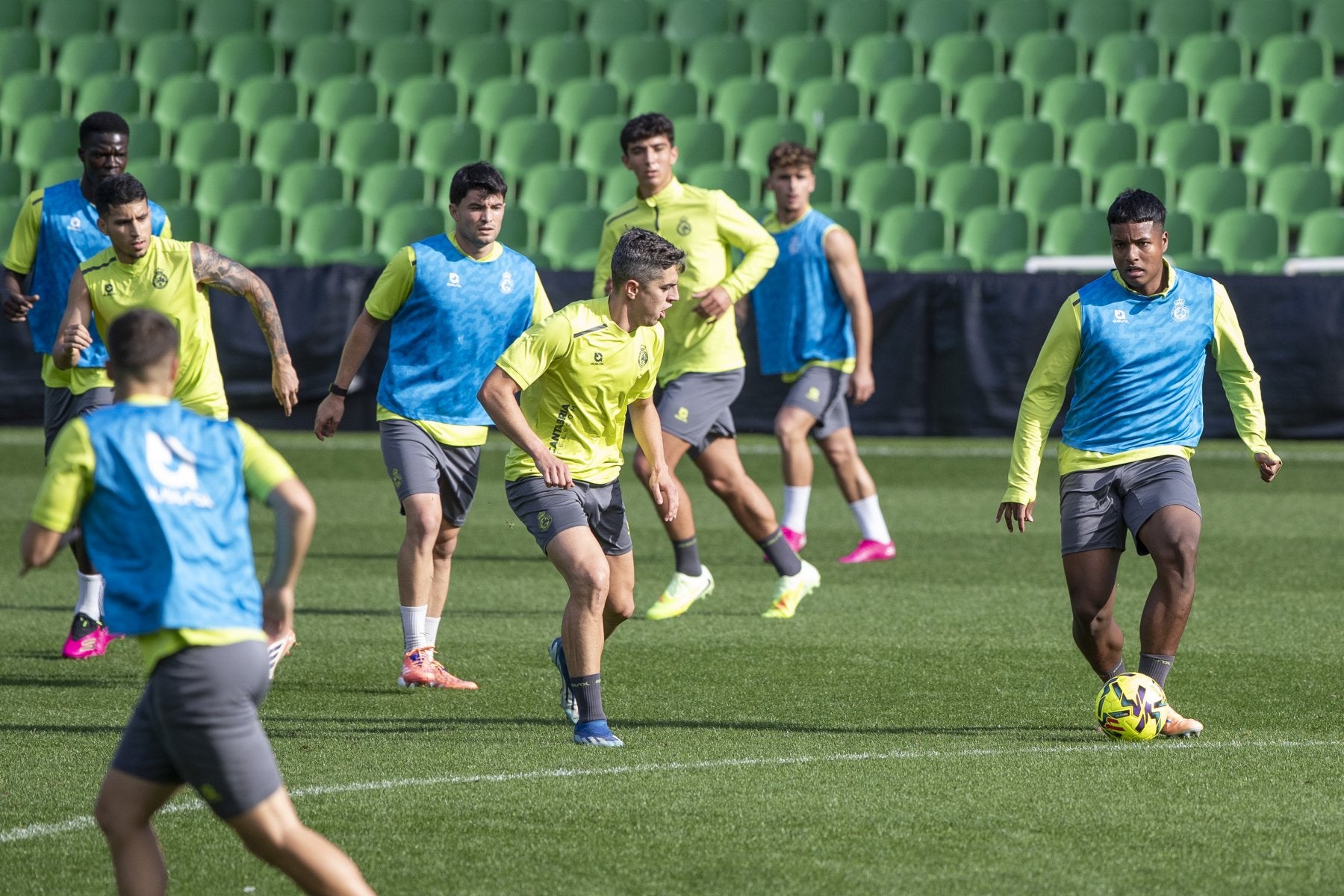 Jeremy busca el pase en un momento de la sesión de ayer en los Campos de Sport.