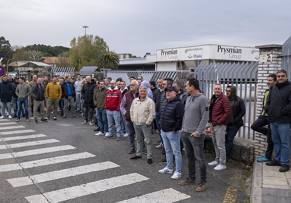 Trabajadores de Prysmian, este jueves en huelga fuera de la planta de Muriedas.