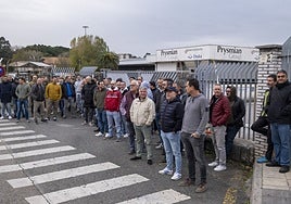 Trabajadores de Prysmian, este jueves en huelga fuera de la planta de Muriedas.