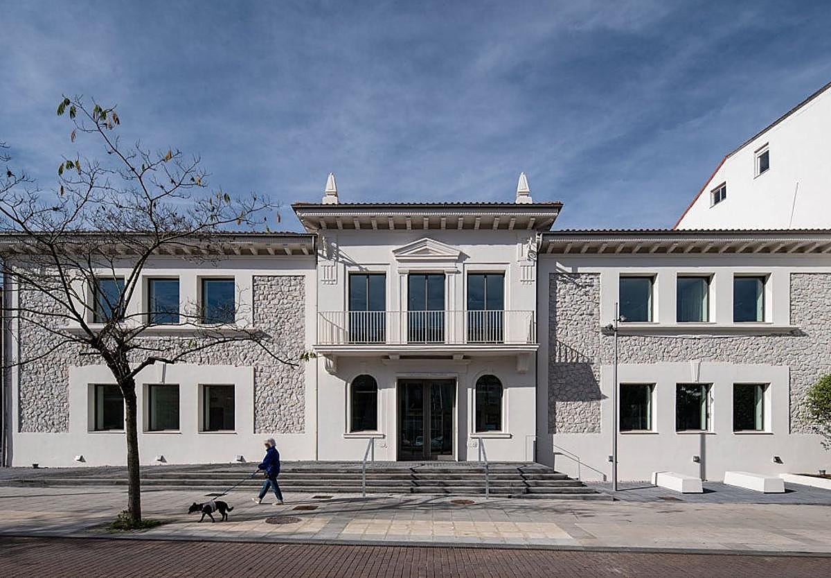 Vista exterior del edificio de La Llama, el nuevo ayuntamiento de Torrelavega.