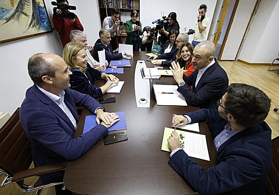 Equipos negociadores de PRC y PP, esta mañana, en el Parlamento.