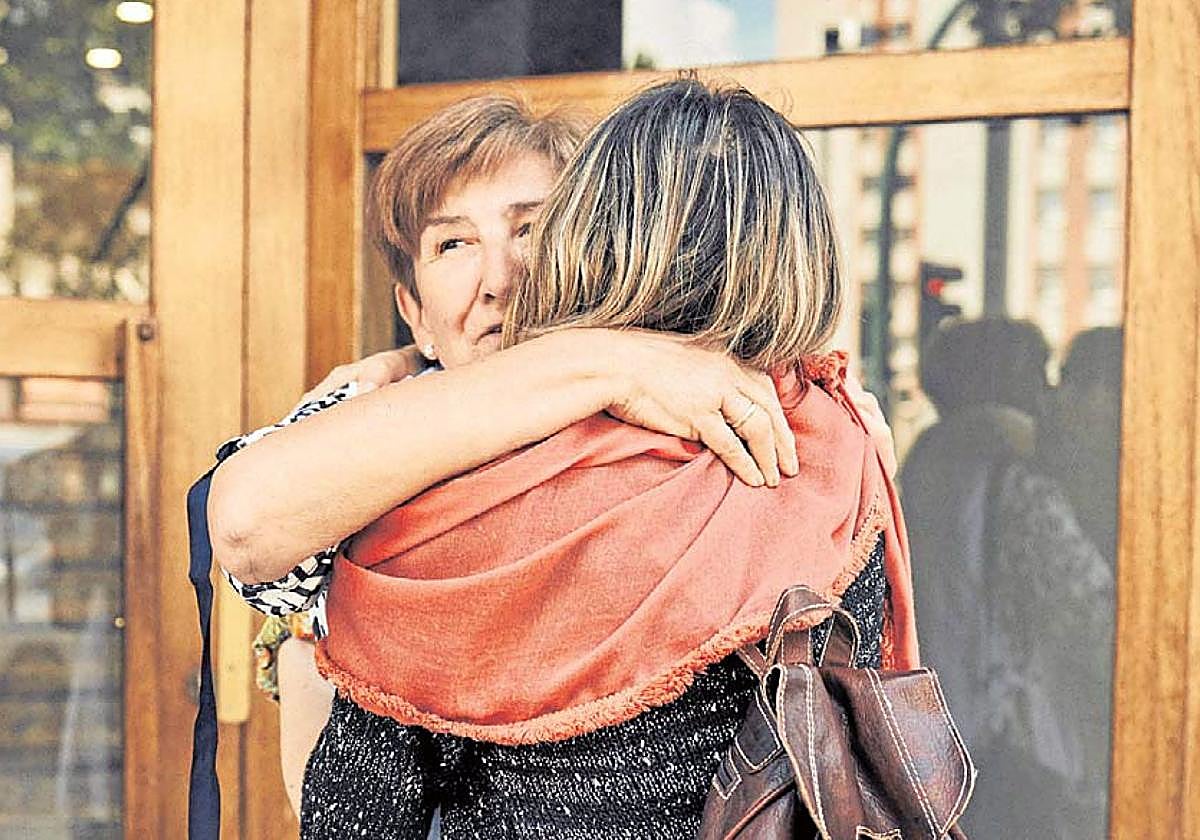 Una mujer se abraza a su madre.