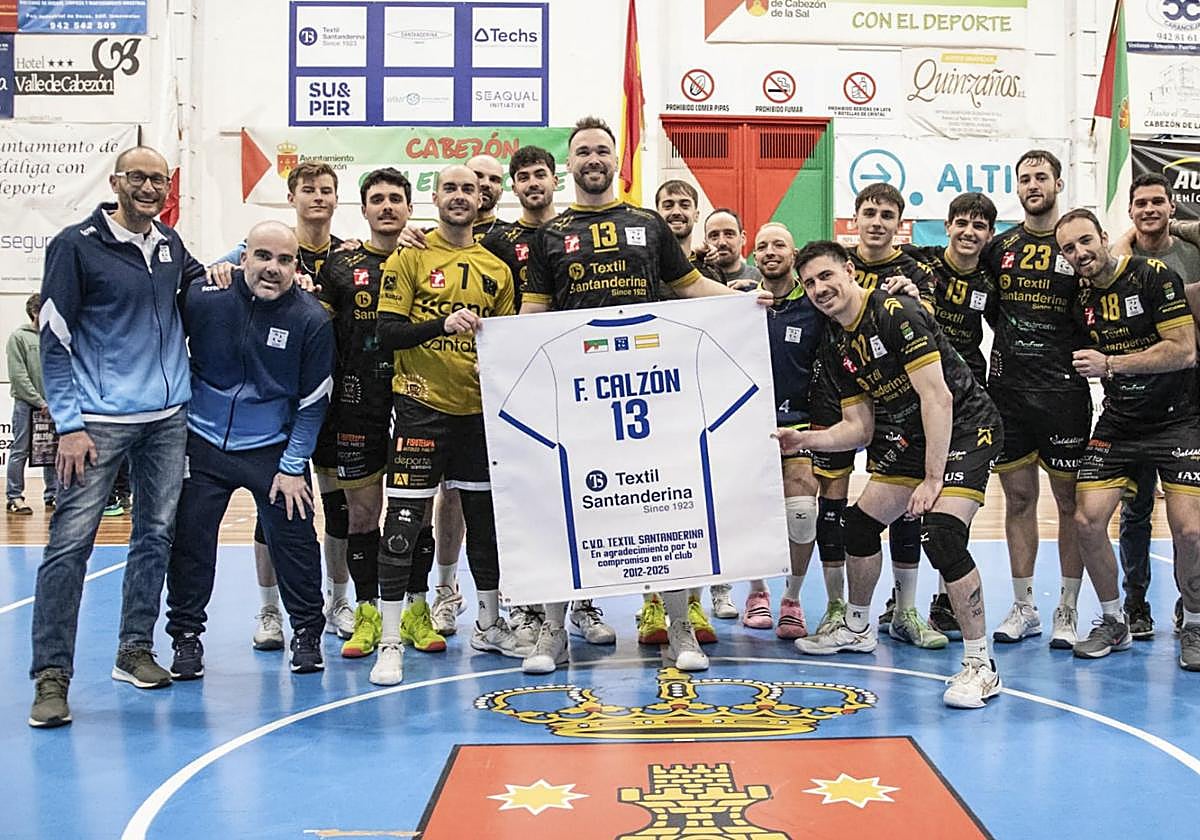 Calzón, homenajeado tras el último partido en casa de la temporada regular en la pasada Liga.