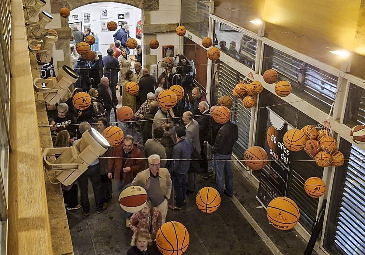 La Sala Mauro Muriedas, en la inauguración de la exposición sobre el SAB Torrelavega.