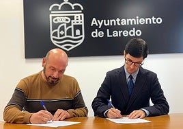 El alcalde (a la izquierda), junto al secretario municipal que renunciaría poco después de ser presentado oficialmente.