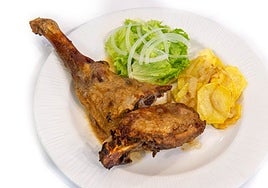 Pierna de lechazo asada con ensalada y patatas panadera.