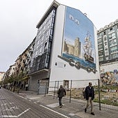 El solar, ya vallado, para el inicio de las obras del edificio, con el mural en la fachada lateral.