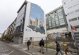 El solar, ya vallado, para el inicio de las obras del edificio, con el mural en la fachada lateral.
