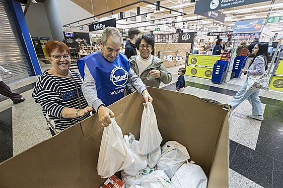 Un voluntario mete en una de las cajas del Banco de Alimentos productos donados este viernes, con motivo de la celebración de la Gran Recogida.