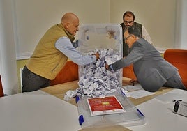 El alcalde, Julio Arranz, el concejal de Seguridad, Alfredo Casanova, y el presidente de los comerciantes, Salvador Victorino, en el primer sorteo.