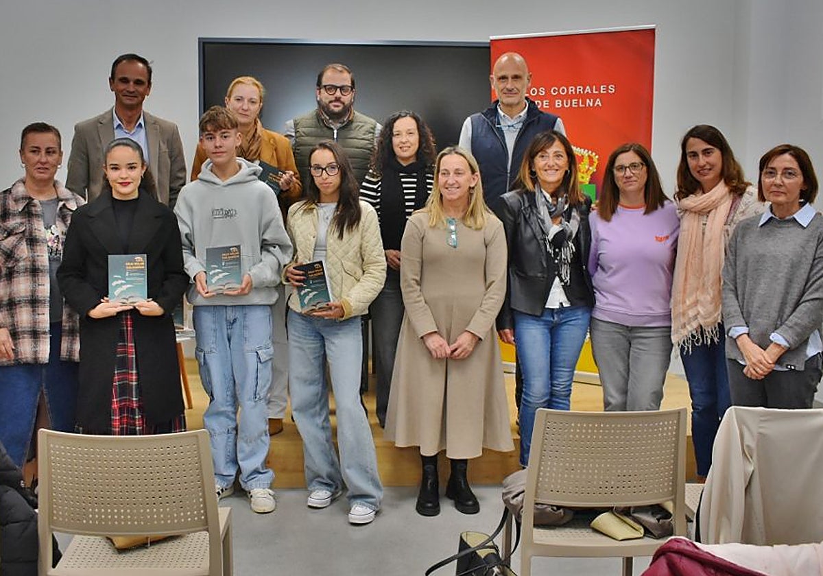 Autoridades, jurado y escritores en la presentación del concurso y del libro.