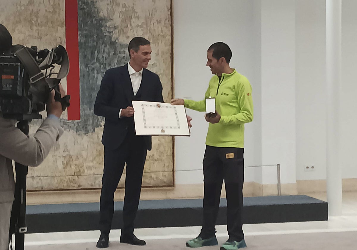 Pedro Sánchez entrega el diploma y la medalla al preparador físico David Núñez.