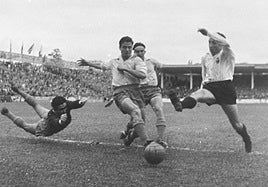 Sobrado intenta rematar contra Las Palmas en 1954.