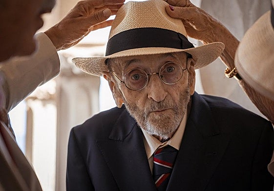 Álvaro Pombo tras recibir el XXXV Premio Internacional Menéndez Pelayo que le concedió la UIMP.