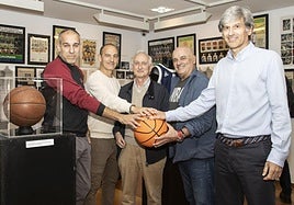 Aris Rosino, el 'padre' de la exposición; Manu Gómez, del club de veteranos del SAB; Ramón Fernández, médico del club a lo largo de su historia; Nacho Cobo, fundador y directivo; y Luis Merino, exjugador y presidente del club de veteranos, posan en la exposición que recorre el medio siglo de la creación del SAB Torrelavega.