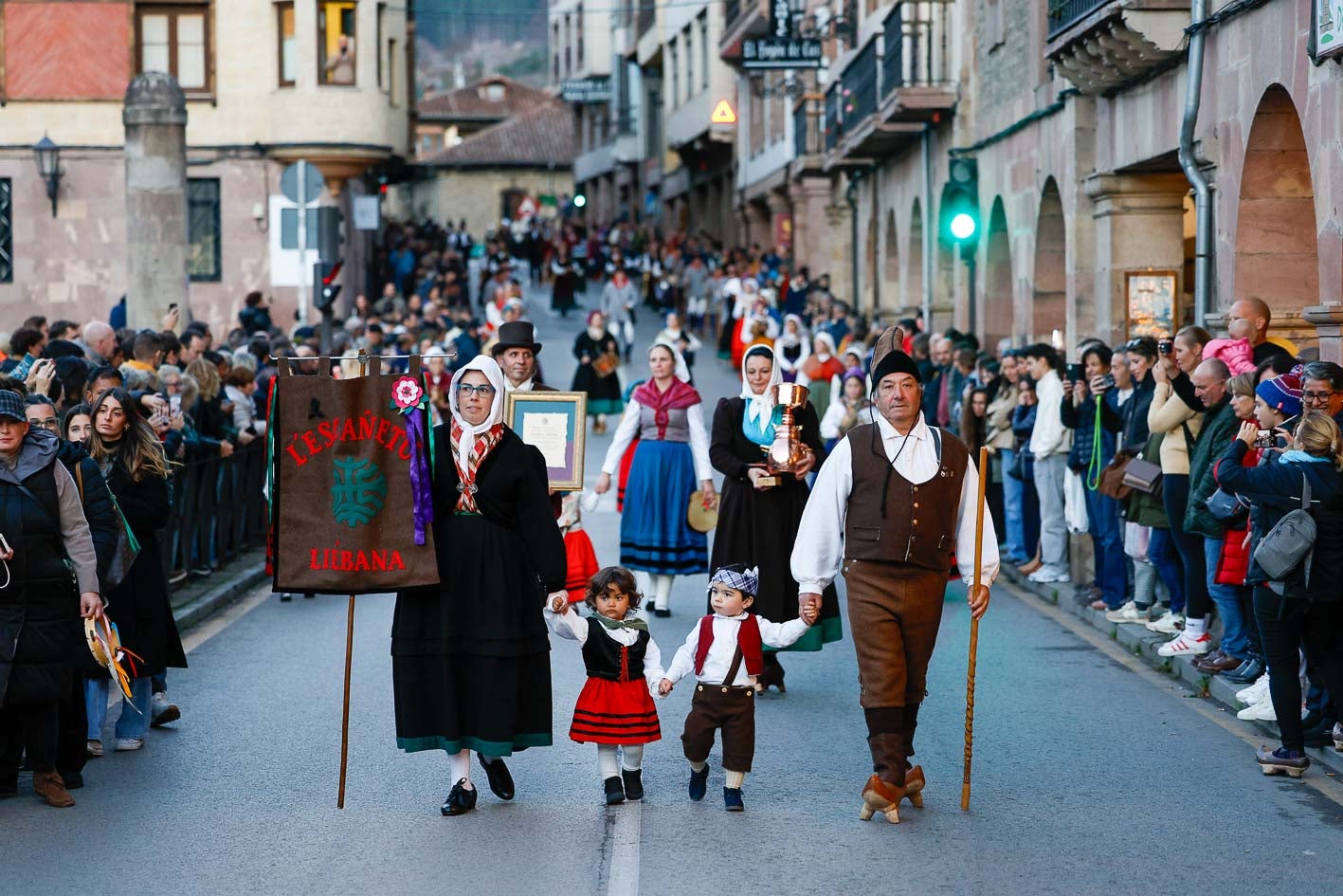 Integrantes del grupo de folclore lebaniego, L'Escañetu, pasean por las calles de Potes.