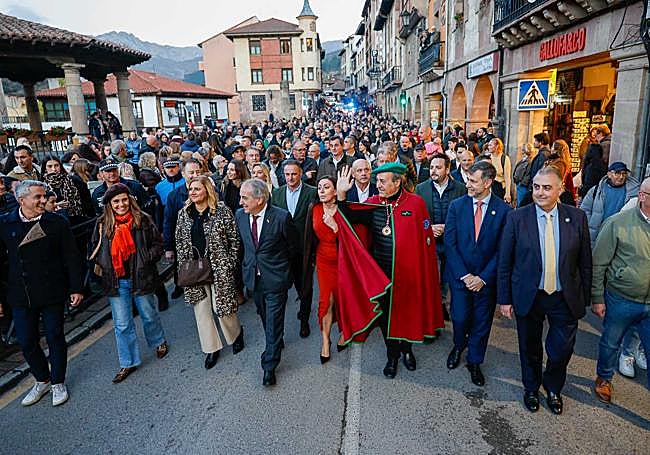 Imagen del desfile del Orujero, las autoridades y las cofrafías por las calles de Potes.