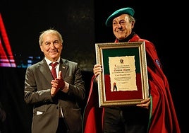 El periodista José Ribagorda ha recibido el título de Orujero Mayor de manos del alcalde de Potes, Javier Gómez.