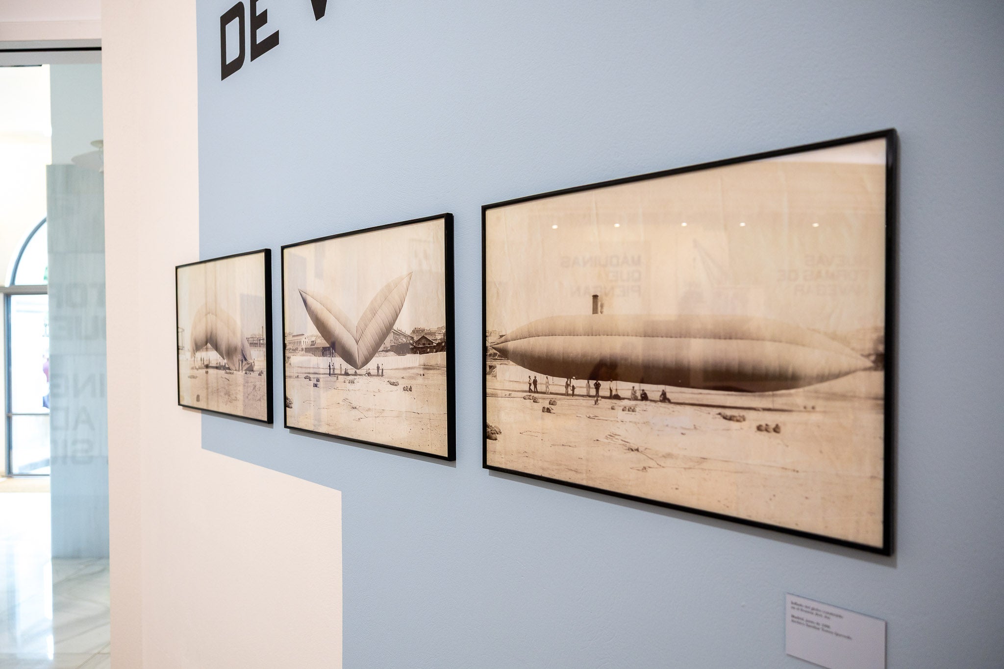 Visual e inmersiva, la muestra envuelve al visitante con infografías, planos, cianotipos, pantallas de televisión, fotografías, maquetas, publicaciones originales, sellos, postales... 