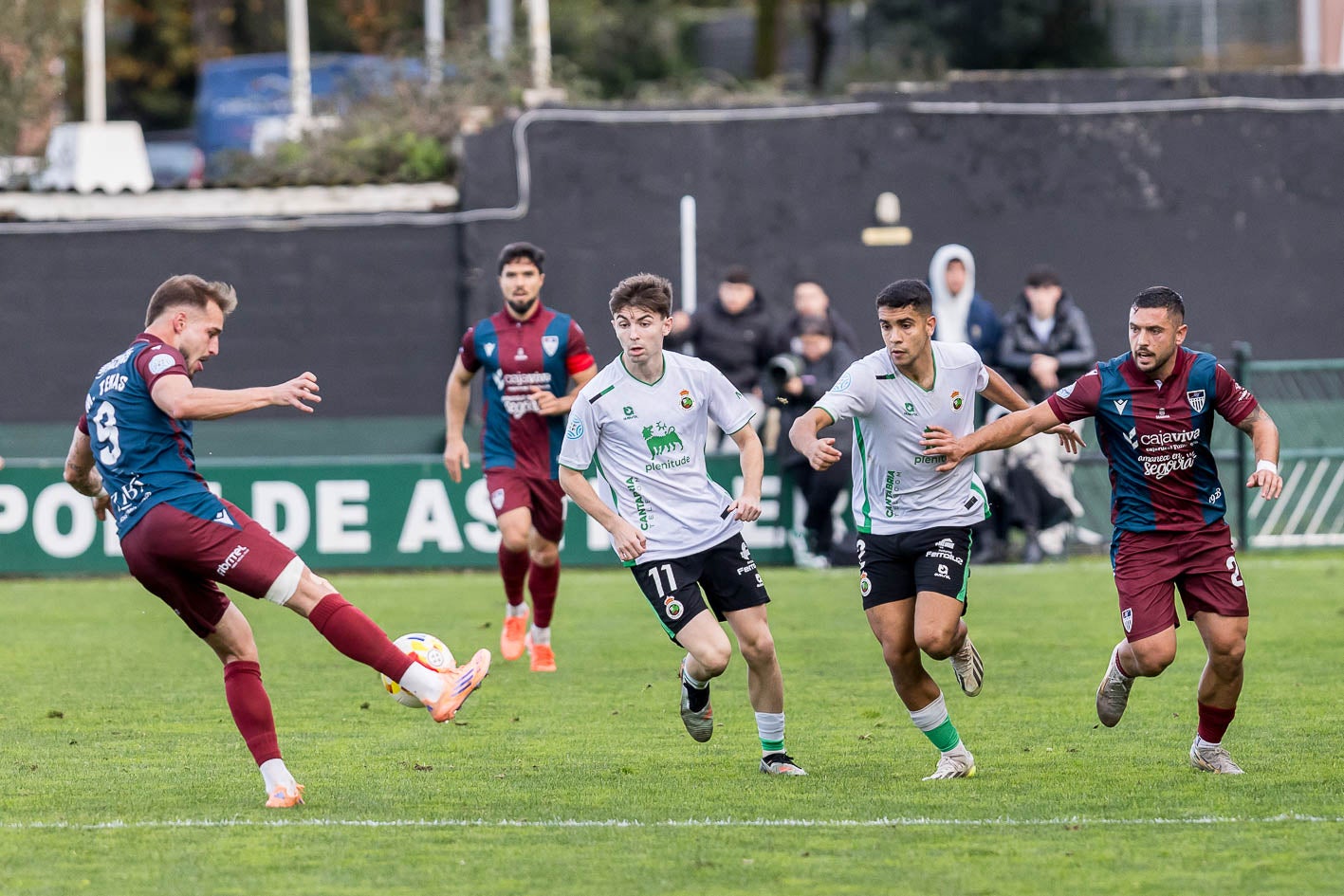 Diego y Argos, del Rayo, rodeados de jugadores de la Gimnástica Segoviana