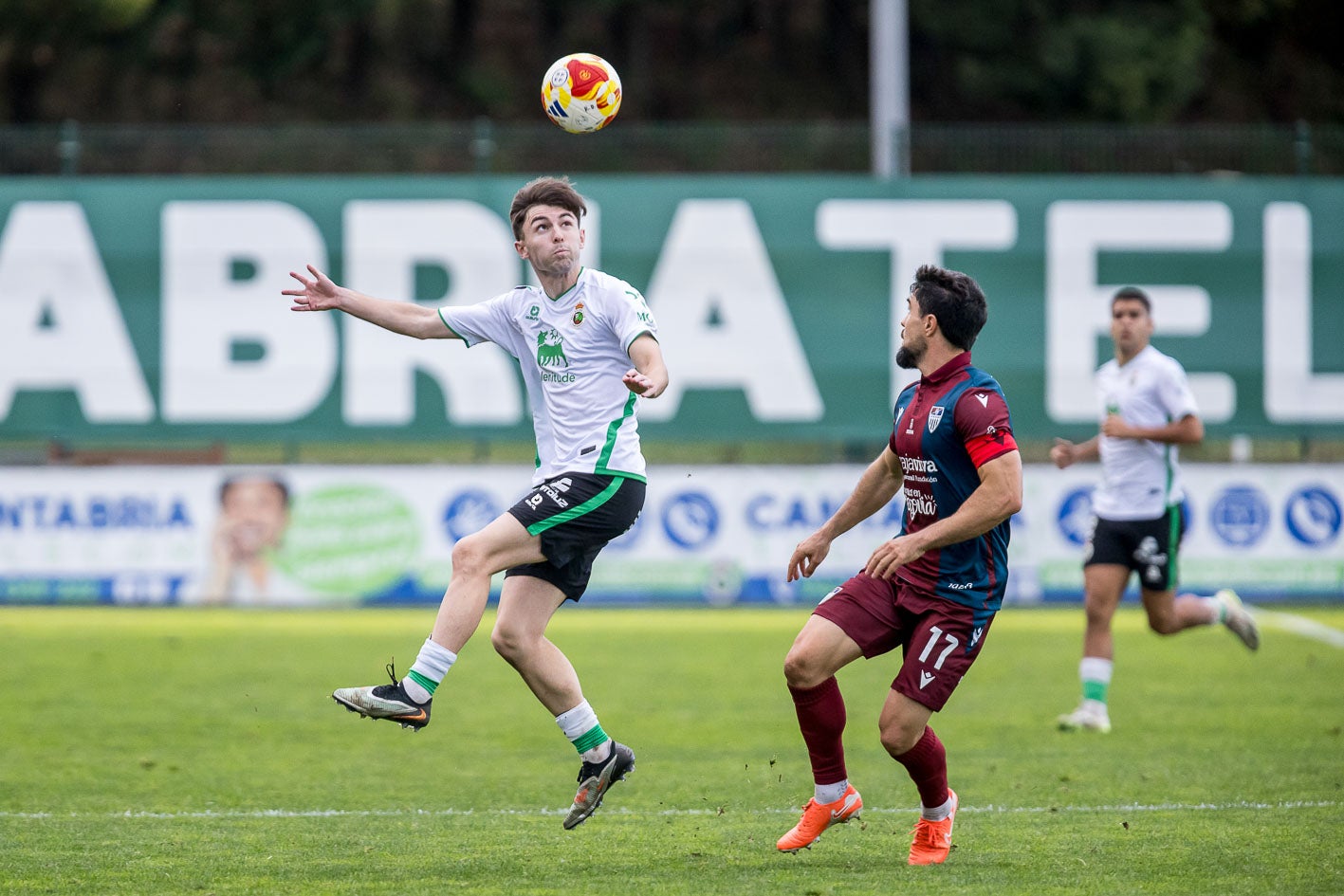 Diego, del Rayo, a punto de rematar de cabeza el balón
