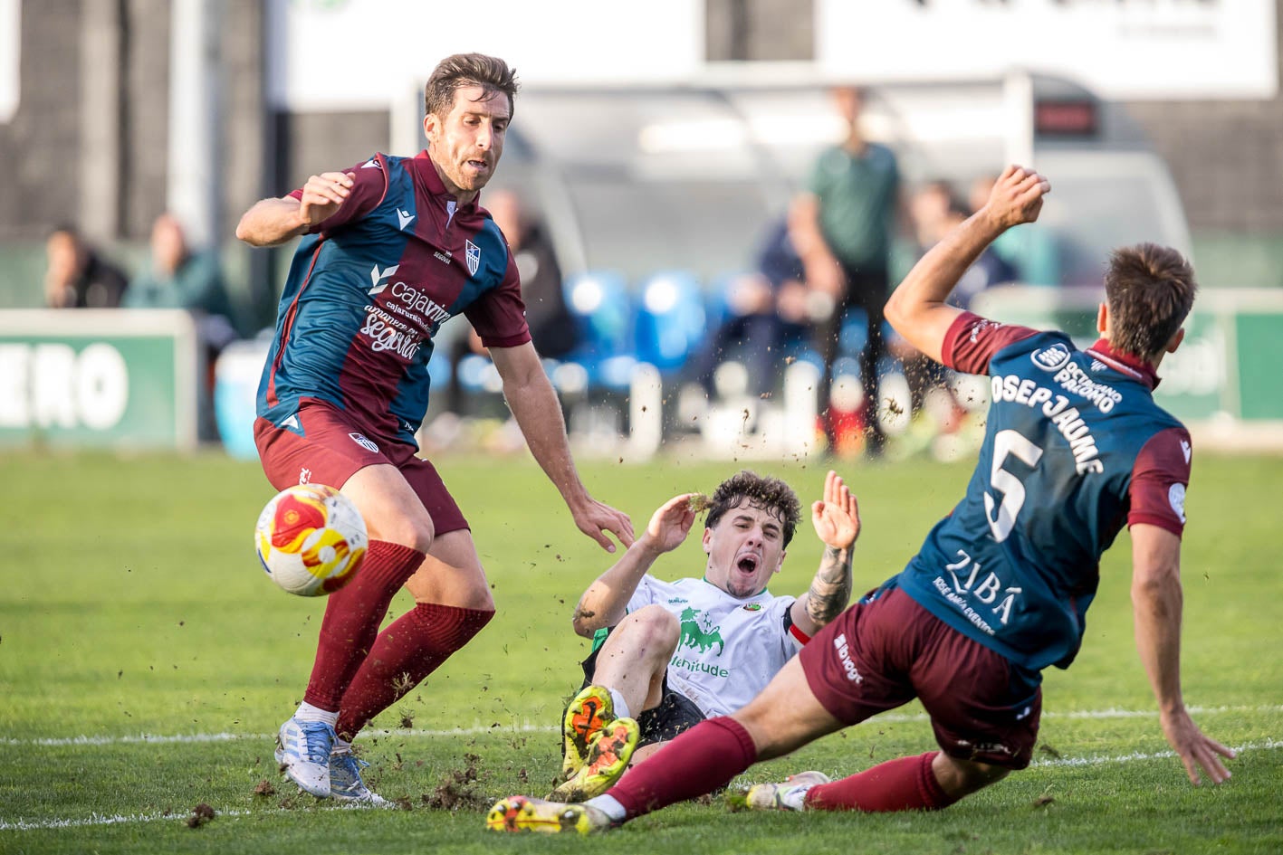 Izan Yurrieta se va al suelo para tratar de rebañar el balón ante dos rivales