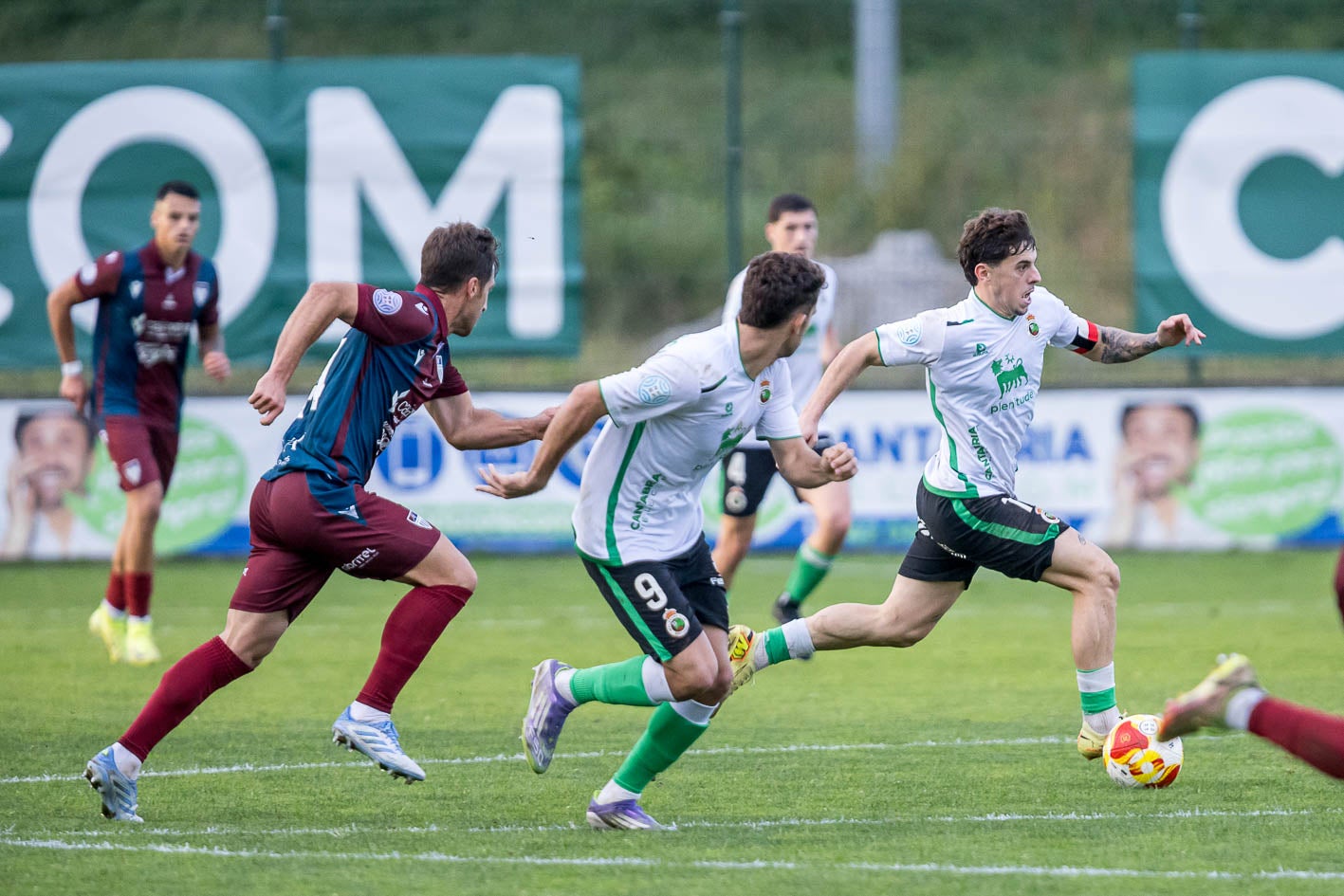 Izan Yurrieta, con el brazalete de capitán, corre con la pelota en una contra