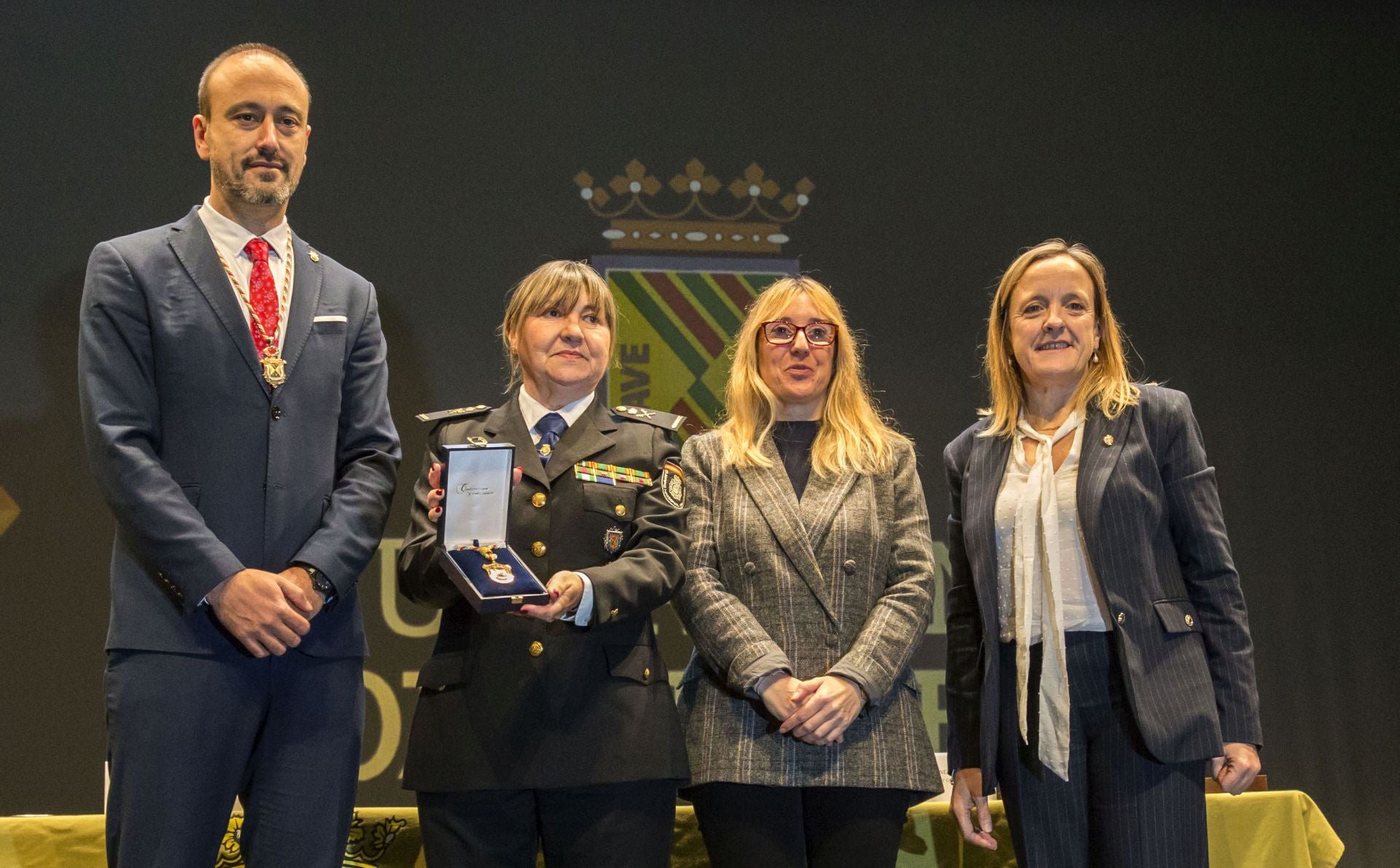 El alcalde de Torrelavega, Javier López Estrada, junto a Carmen Martínez Ruiz; la anterior delegada del Gobierno, Eugenia Gómez de Diego; y la consejera de Presidencia, Isabel Urrutia. Fue en un acto celebrado el pasado enero, cuando Torrelavega condecoró a la Policía Nacional con la Medalla de Honor. 