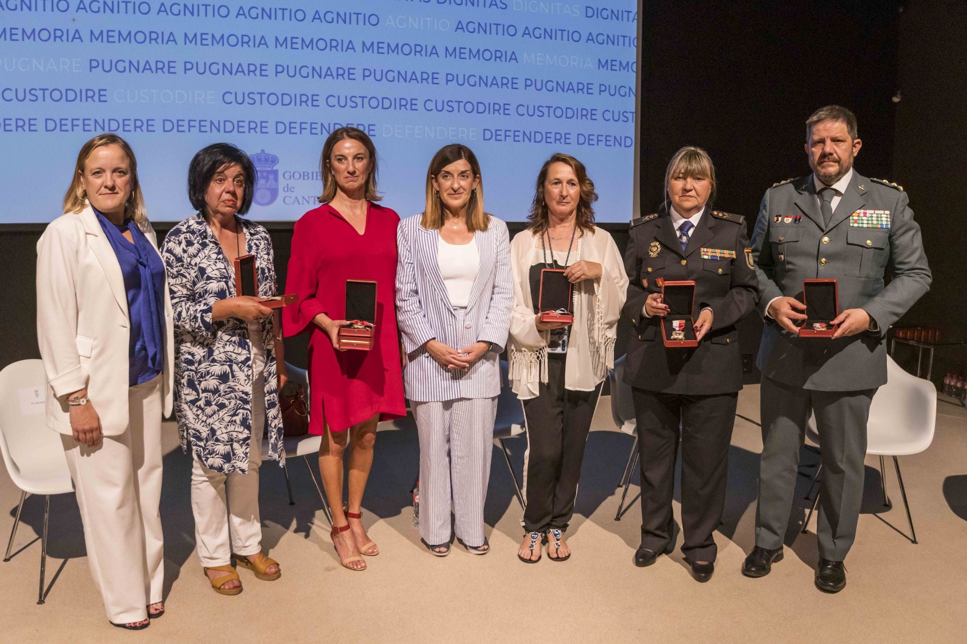 En el acto de entrega de las Medallas del Gobierno de Cantabria a las víctimas del terrorismo. De izquierda a derecha: Isabel Urrutia, Eva Ricondo, Silvía Gómez, María José Sáenz de Buruaga, Lourdes Rodao, Carmen Martínez Ruiz y Antonio Orantos. 