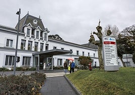 Entrada del Hospital de Santa Clotilde, que tiene por delante un ambicioso proyecto de ampliación.