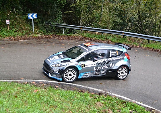 El Ford Fiesta de Pernía y Saiz, en plena competición.
