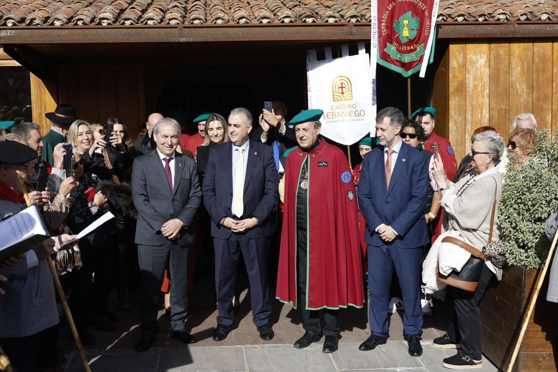 De izquierda a derecha: el alcalde de Potes, Javier Gómez; el consejero de Fomento, Roberto Media; el periodista y Orujero Mayor, José Ribagorda; y el consejero de Turismo, Luis Martínez Abad.