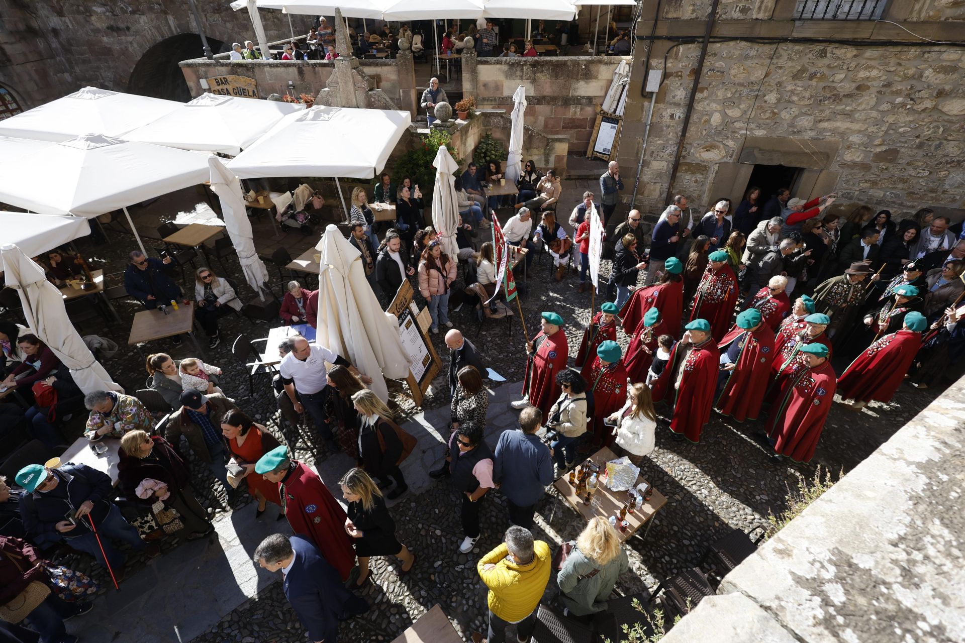 Los vecinos de Potes y visitantes les acompañaron por las calles hasta llegar a la Torre del Infantado.