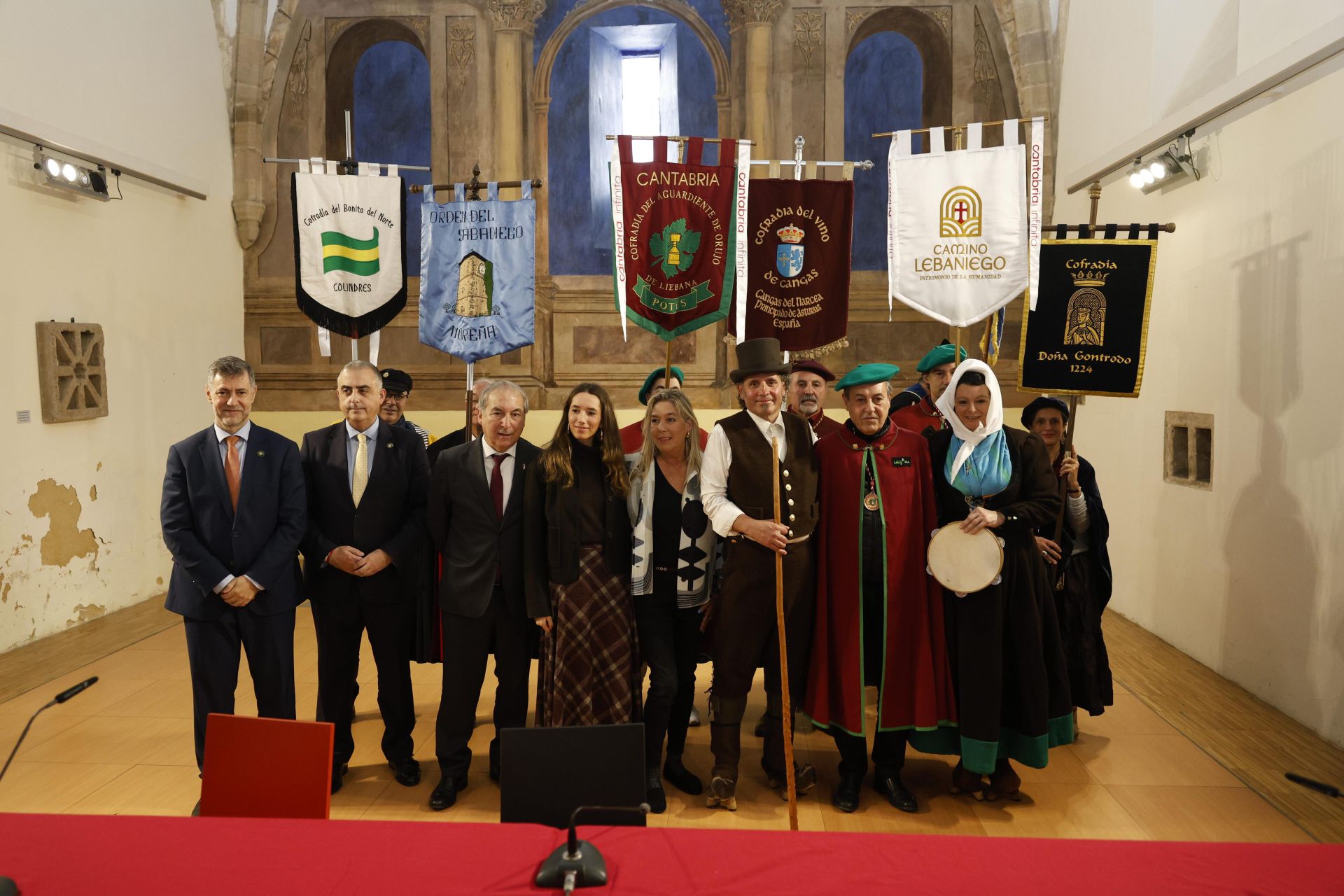 Las autoridades posan junto a los representantes de las cofradías.