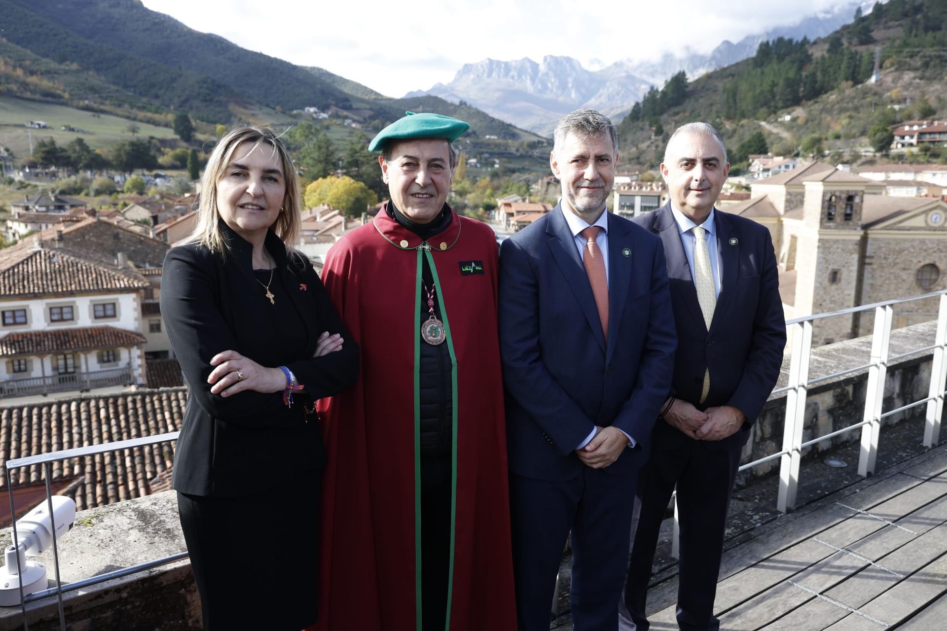 La directora de la Fundación Camino Lebaniego, Pilar Bahamonde; el periodista y Orujero Mayor, José Ribagorda; el consejero de Turismo, Luis Martínez Abad; y el consejero de Fomento, Roberto Media.