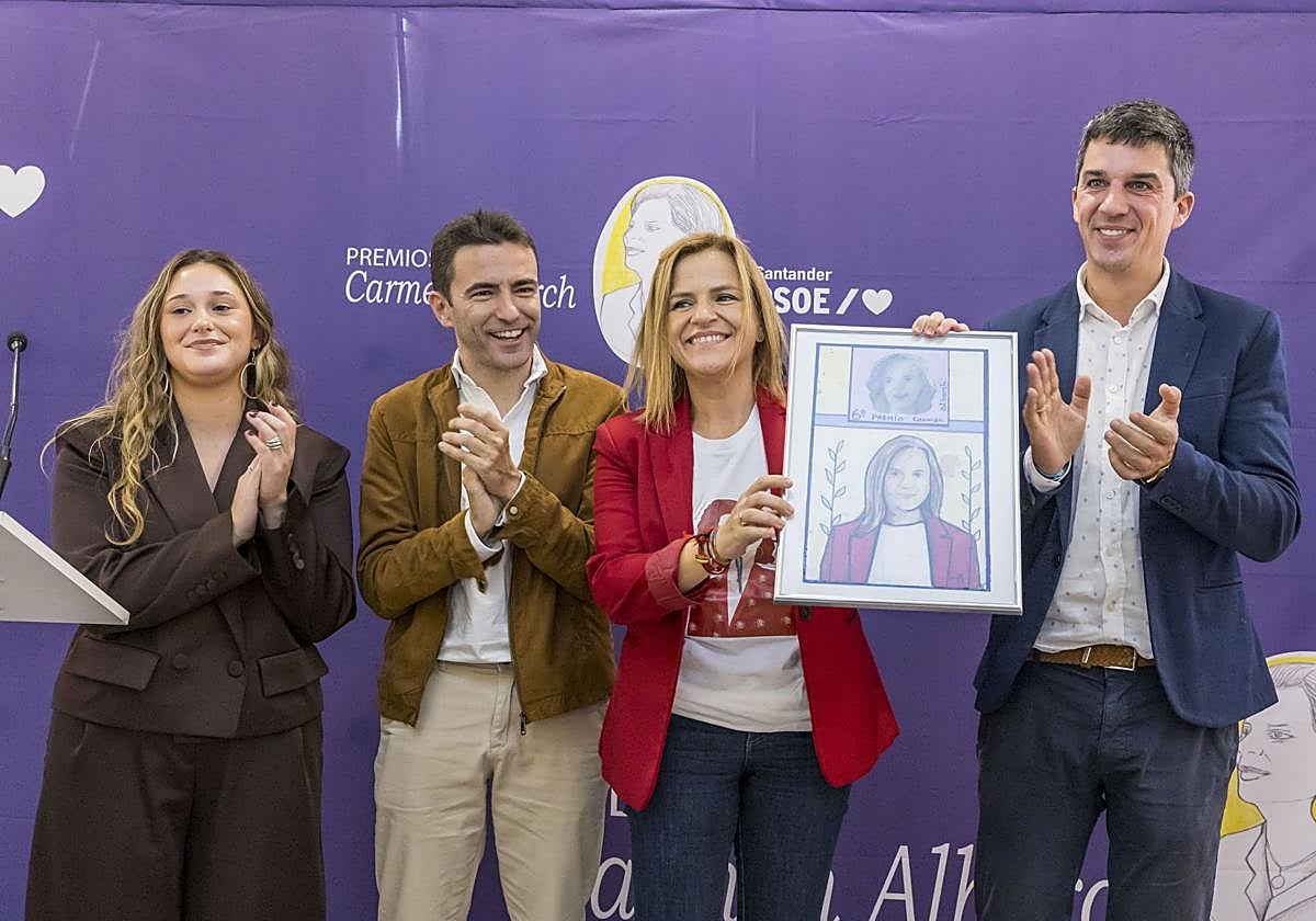 Bernabé enseña el premio, una obra del pintor Roberto Orallo.