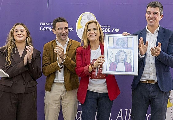 Bernabé enseña el premio, una obra del pintor Roberto Orallo.