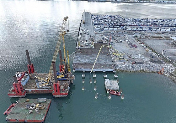 Obras de ampliación del Muelle 9 de Raos, que habilitan más línea de atraque en el Puerto de Santander.